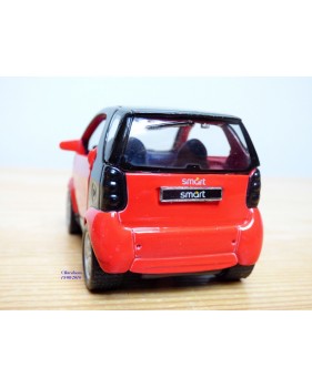 SMART City Coupé Gris ou Rouge au 1/18 de MAISTO voiture miniature de  collection